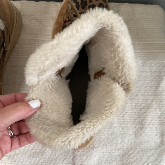 SKECHERS animal print WINTER BOOT with fuzzy lining - Picture 7 of 9